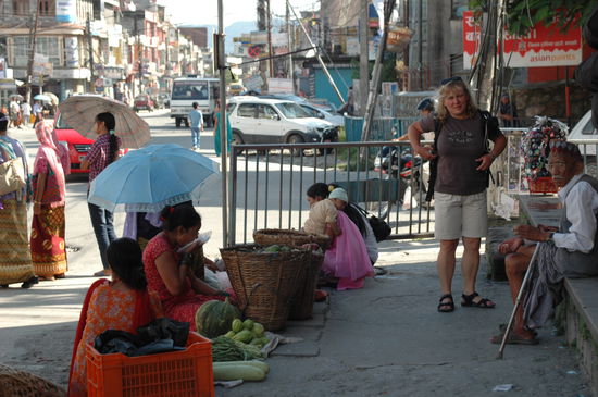 Links......sie leckt auch den Teller ab