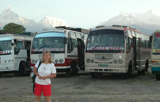 Buspark Pokhara mit der Bergkette im Hintergrund