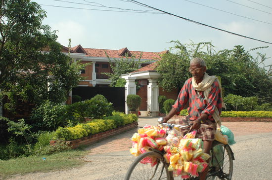 Schwamm Verkäufer vor unserem "Konsum Tempel"