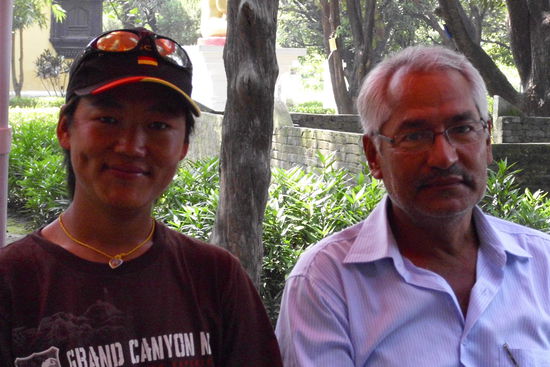 Bijay mit Mr. Basanti