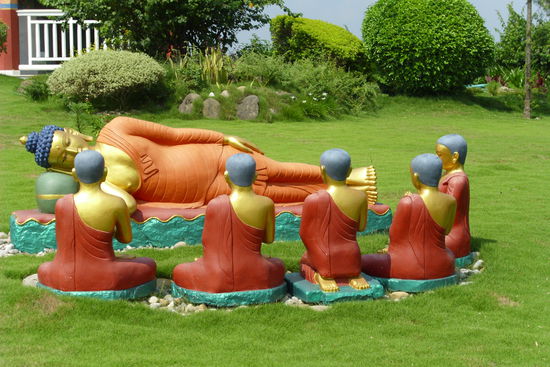 Buddha mit seinen Schülern......auch auf dem deutschen Gelände
