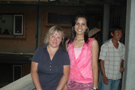 Eine auf dem Bild ist Mrs.Nepal. Wer wohl?