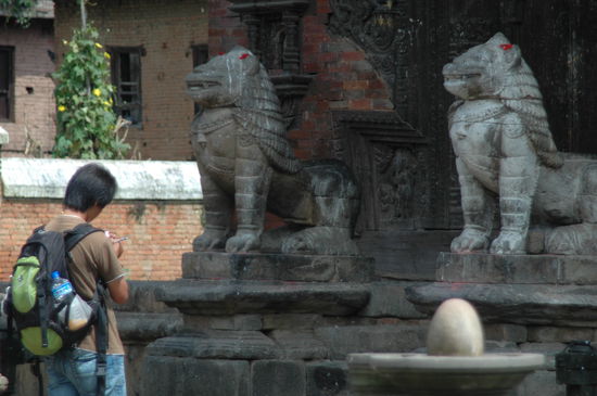 Vor dem Indreshwar Mahadev Tempel