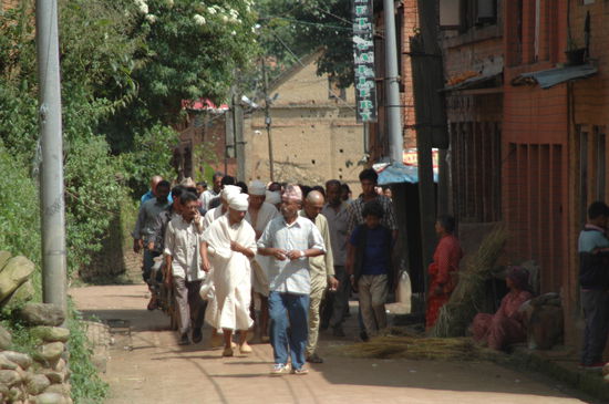 Danach geht der Trauerzug in das Haus des Toten wo zusammen gegessen wird