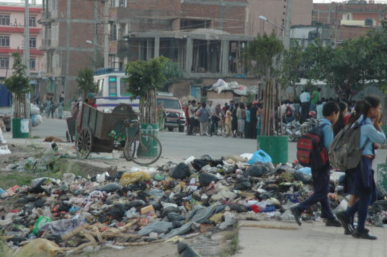 Im Moment eins der größten Probleme.........keiner in Nepals Regierung fühlt sich verantwortlich den Müll in irgendeiner Art und Weise zu entsorgen