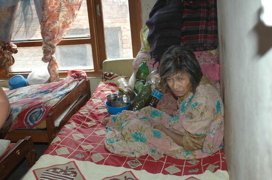 Sie lebt schon einige Zeit dort und ist blind