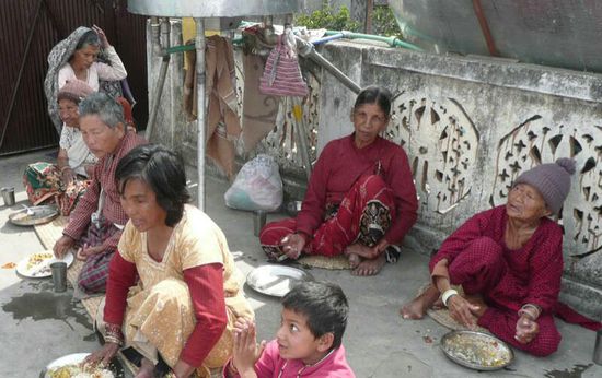 Auf der Dachterasse wird gegessen