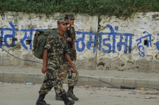 und die Nepal Army gibt uns Geleitschutz
