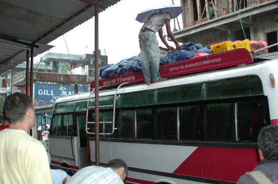 So siehts dann aus wenn selbst der Fahrer den Regen scheut und mit Schirm bewaffnet die Klamotten vom Dach holt