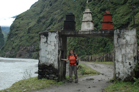 Diese Tore stehen an jedem Orts Ein- und Ausgang im Annapurna Gebiet