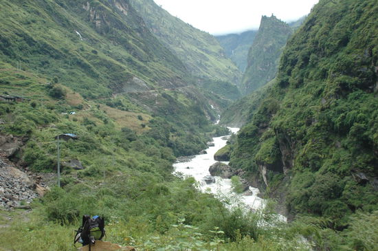 Einsam steht mein Rucksack da, ich hocke einige Meter weiter und verunstalte die Umwelt