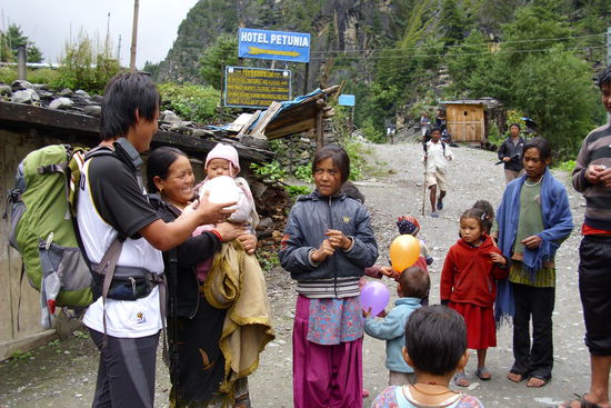Bijay den einige seiner Landsleute für einen koreanischen Touristen halten muss auch Ballons verteilen.