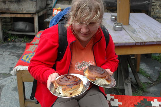 So dümmlich wie ich hier dreischaue habe ich dann auch rein geschaufelt. Eine war für Norbu, die haben wir aber dann unterwegs auch noch gefuttert. ..........Asche auf mein Haupt!!!