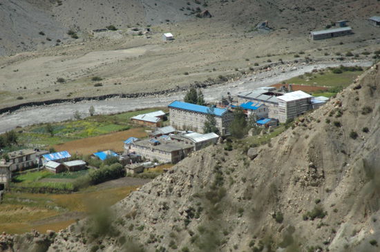 Das große Haus mit dem blauen Dach ist das Yak und Yeti