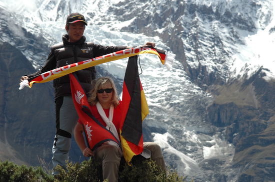 Hinter uns der Gangapurna Eisfall, den wir fast zum schmelzen brachten