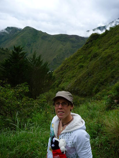 Böse Miene zu gutem Spiel, immerhin wird sie getröstet, die Kuh...  (Hier links im Bild, ohne Mütze)