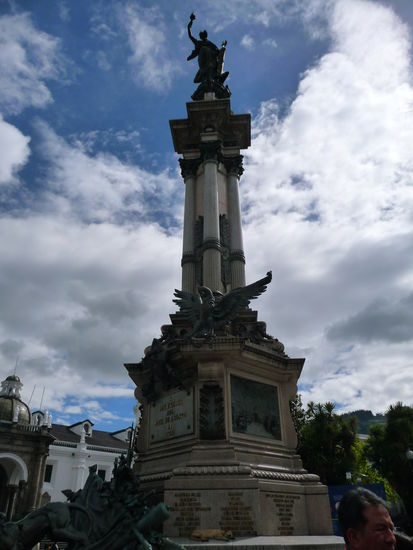 Nationaldenkmal
Man beachte den Hund darunter, der fühlt sich anscheinend so richtig wohl auf dem Nationaleigentum...