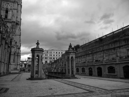 Neben der Basilica, Eingang in die Gruft