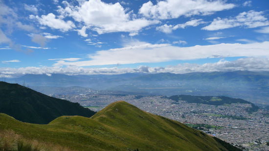 Ein Teil von Quito, im Hintergrund konnte man noch ein paar Vulkane in den Wolken sehen