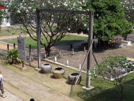 Galgen im Innenhof des Tuol-Sleng-Genozid-Museums