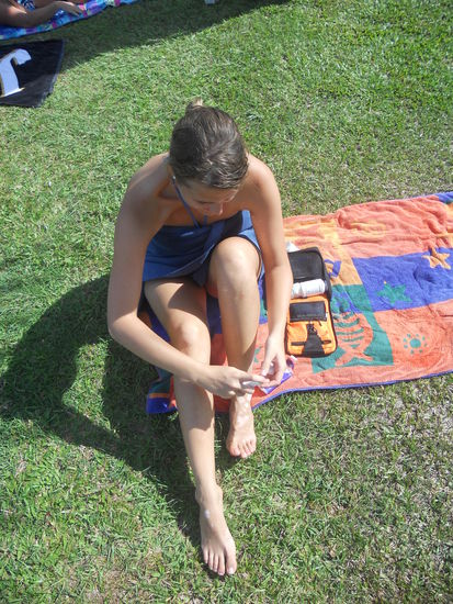 Ja mein Nagel ist seid gestern (Freitag) uebrigens komplett ab.. Hab ich selbst gemacht... tat hoellisch weh, bin jetzt aber gaaanz stolz, das ich so tapfer war  