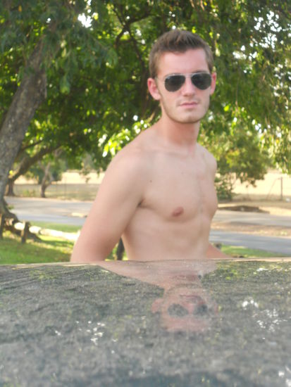 so um ihn euch mal vorzustelle: Christophe, der die fuer mich geopfert hat, mich chauffiert hat und mir den Job besorgt hat  super nettes Kerlchen.. und natuerlich aufpasst, wie ein Schieddhund, das mich hier keiner angraebt, weil ihm das bei einer Bekannten passiert ist und er nen schlechtes Gewissen hatte, das er nicht aufgepasst hat...  one of the last gentleman?? 
Also Mama und Papa: keine Angst.. 