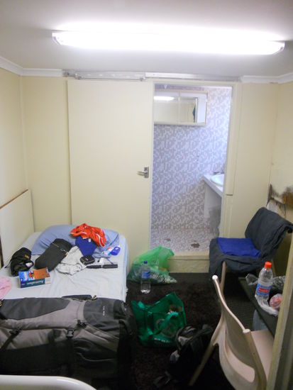 So meine neue Unterkunft fuer die lezten 2 Tage, weil ich morgen um halb 5 auf der Arbeit sein muss und Chris das nicht antun will, mich zu fahren. Hier im Hostel sind auch die Kanadier untergebracht, mit denen ich Montag nach Alice fahren werde.
