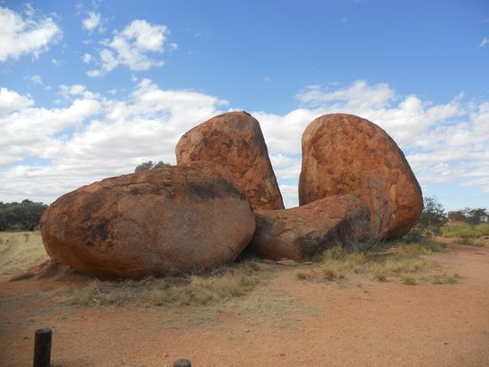 Devils Marbles .. sehr schoen