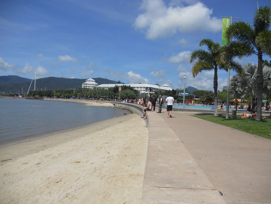 Die Esplanade, mit der Lagune, da man im Meer nicht schwimmen sollte...