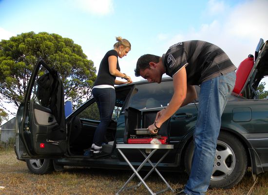 das erste Mal, dass wir gemeinsam kochen.. ob das was geben kann... uebrigens stehe ich nur im Auto, weil der Boden voller agressiver Ameisen war...