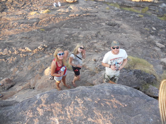 Die drei auf dem Weg zu mir hoch auf dem Ubirr Rock 