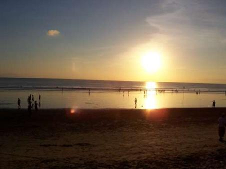 Hier ein Abendbild vom Strand in Kuta