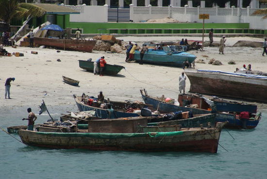 Fischer am Strand von Dar es Salaam