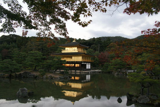 Kyotos berühmter "Goldener Pavillon", der Kinkaku-ji.
