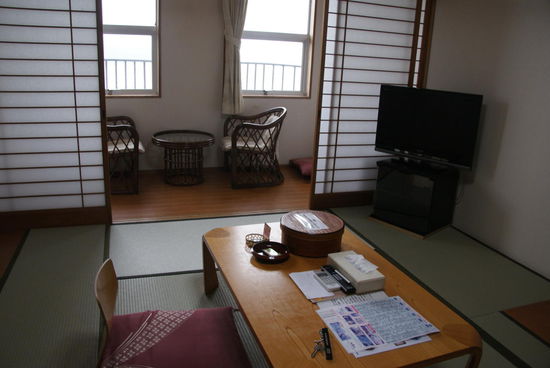 Ryokan Green Plaza auf Shodo-Shima: Blick in mein Zimmer. Während des Abendessens wird der Tisxch gegen einen Futon ausgetauscht.