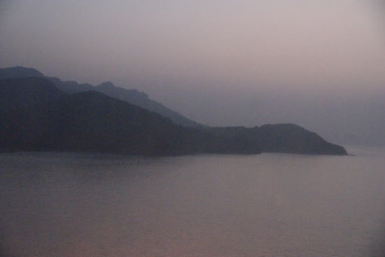 Shido-Shima: Der Abend zieht herein - Blick aus dem Ryokan-Zimmer.