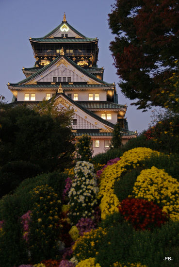 Osaka-jo, die 1583 vollendete und 1931 nachgebildete Burg von Osaka.