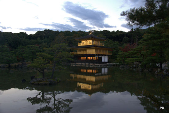 Kyoto: Fast so bekannt wie der Fuji ist der "Goldene Pavillon", der Kinkaku-ji.