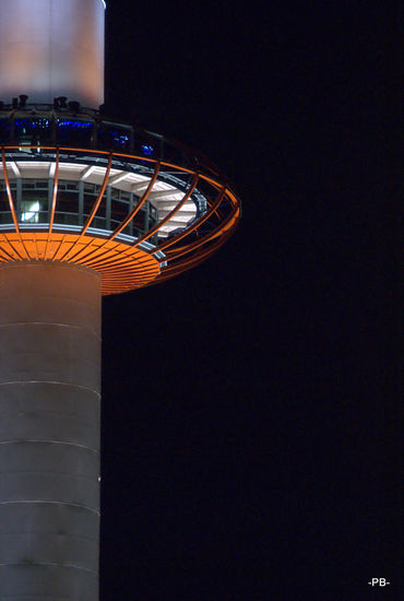 Kyoto: Die Stadt hat auch eine moderne Seite: Einen hypermodernen Bahnhof mit Kaufhaus über 12 Etagen, direkt gegenüber liegt der Kyoto Tower.