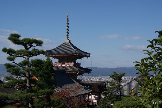 Kyoto: Östlich der Innenstadt findet man eine Vielzahl altehrwürdiger Gebäude. Hier der Kiyomizu-dera.