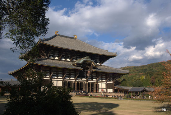 Nara: Die Halle des Daibutsu-den beherbergt eine 16 Meter hohe und 437 Tonnen schwere, 746 gegossene Buddha-Statue und liegt am Rande des Parks Nara-koen...