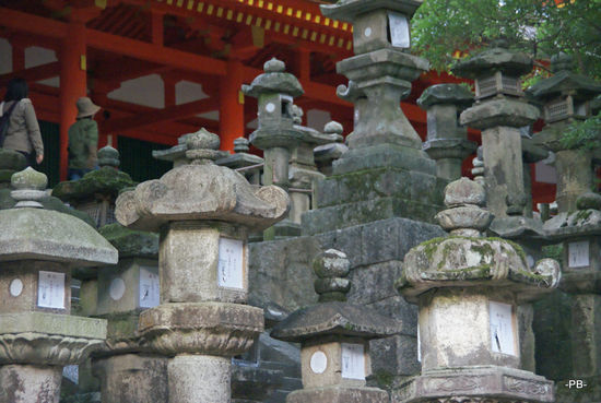 Nara: Auf dem Weg zum Kasuga Taisha kommt man an unzähligen Laternen und Gedenksteinen vorbei.