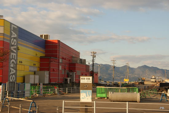 Eines der wenigen bunten Gebäude Beppus, der Rest ist trostlos grau in grau...