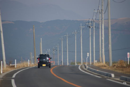 Die Straßen sind selten so leer in Japan. Man kommt auch nicht schnell vorwärts: Auf den Landstraßen ist meist nur Tempo 50 erlaubt; die wenigsten Autofahrer fahren aber schneller als 35 km/h!!!