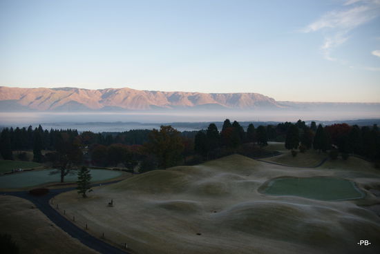 Früh am Morgen: Blick aus dem fenster meines Hotels über den Golfplatz.