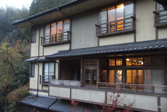 Mein Ryokan in Kurokawa-onsen. In der unteren Etage mein Zimmer (alle rei Fenster links vom beleuchteten Fenster) - ein Traumhaus.