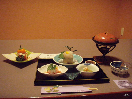 Kunst am Essen (bevor noch über ein weiteres Dutzend Schälchen und Töpchen gekommen sind).