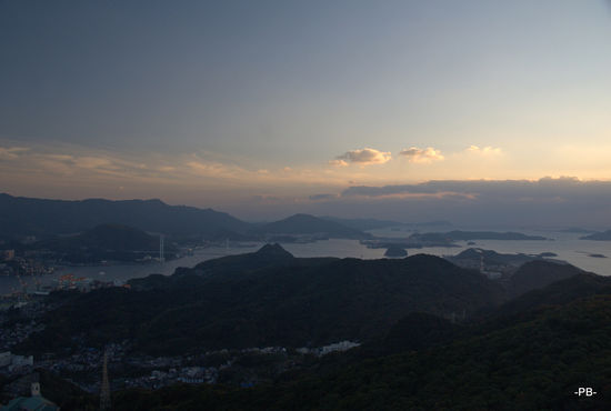 Nagasaki: Einer der besten Aussichtsberge weltweit mit 360 Grad-Panorama ist sicherlich der Inasa-yama (333m). Hier sieht man nicht nur die Stadt, sondern blickt auch auf zahlreiche Buchten und eine unberührte Lanmdschaft. Dieses Nebeneinander ist typsch für Japan.
