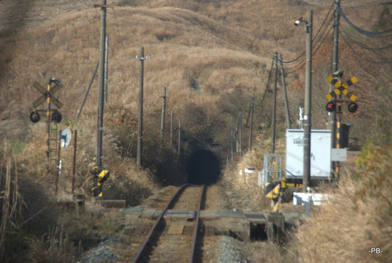 Eine spaktakuläre Bahnstrecke geht mitten durch die Caldera des Mt. Aso und verbindet dkie West- mit der Ostküste der Insel Kyushu.