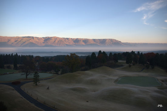Mt. Aso: Morgendämmerung am Golfplatz das Grandvrio-Resorts mit dem Rand der Caldera im Hintergrund.